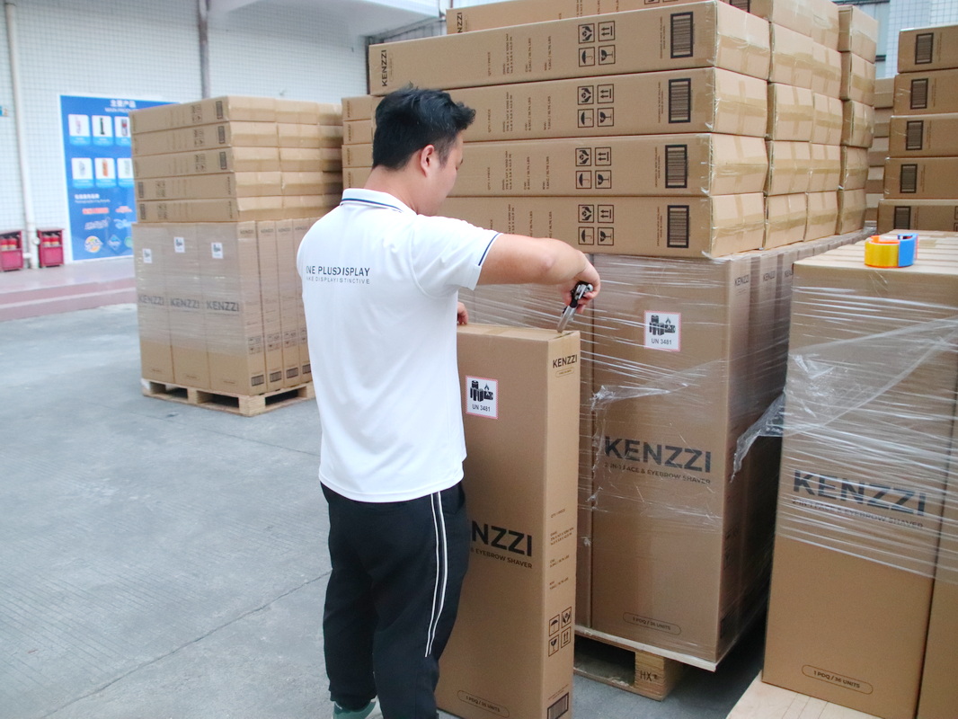 포장된 디스플레이의 샘플 검사를 위해 카트를 개봉하는 전담 직원