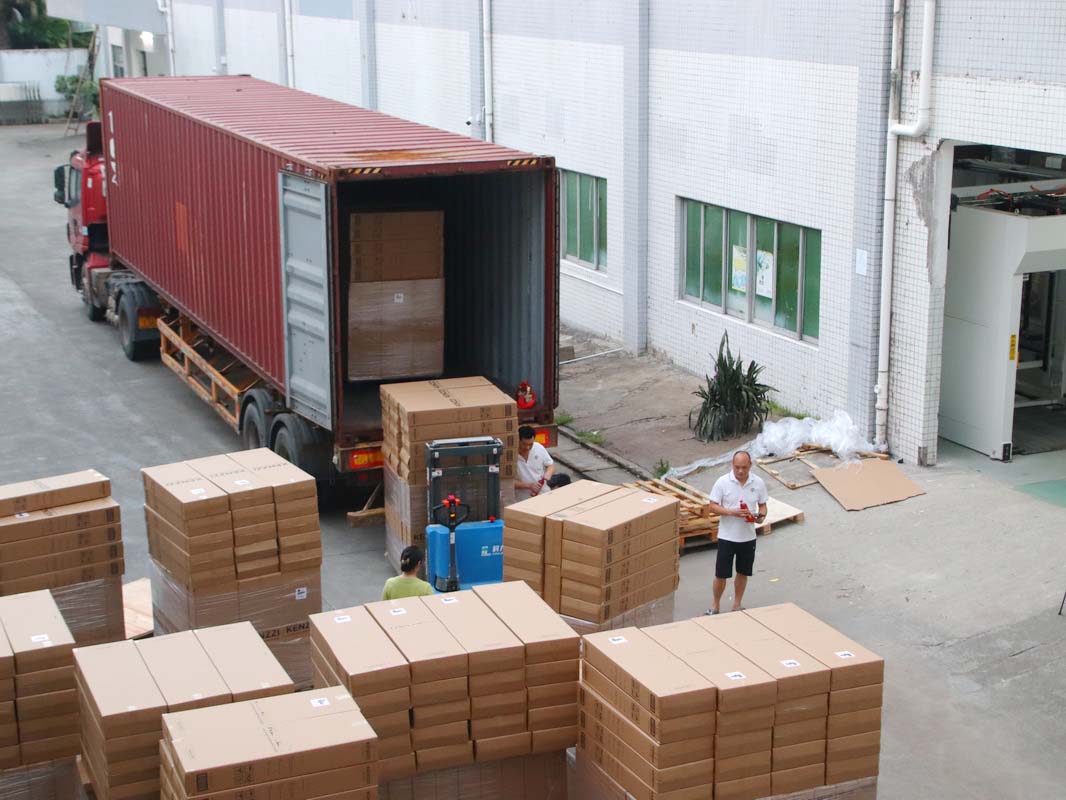 Panorama van het verpakkingsgebied en pallets voor half gemonteerde displays.