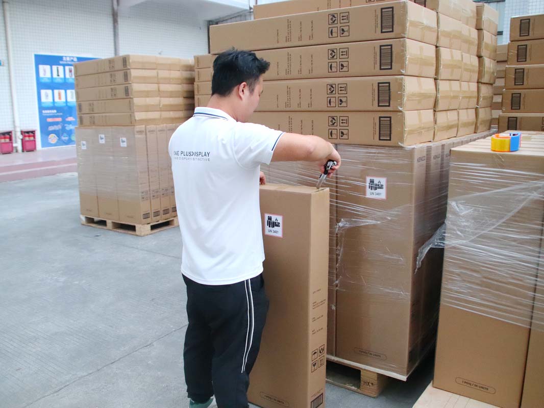 Toegewijd personeel opent een doos voor steekproefinspectie van een verpakte display.