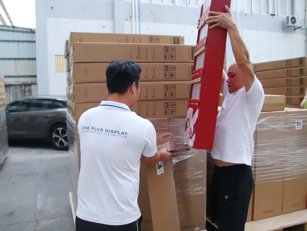 Medewerker controleert de structurele integriteit van de uitgepakte half gemonteerde display.