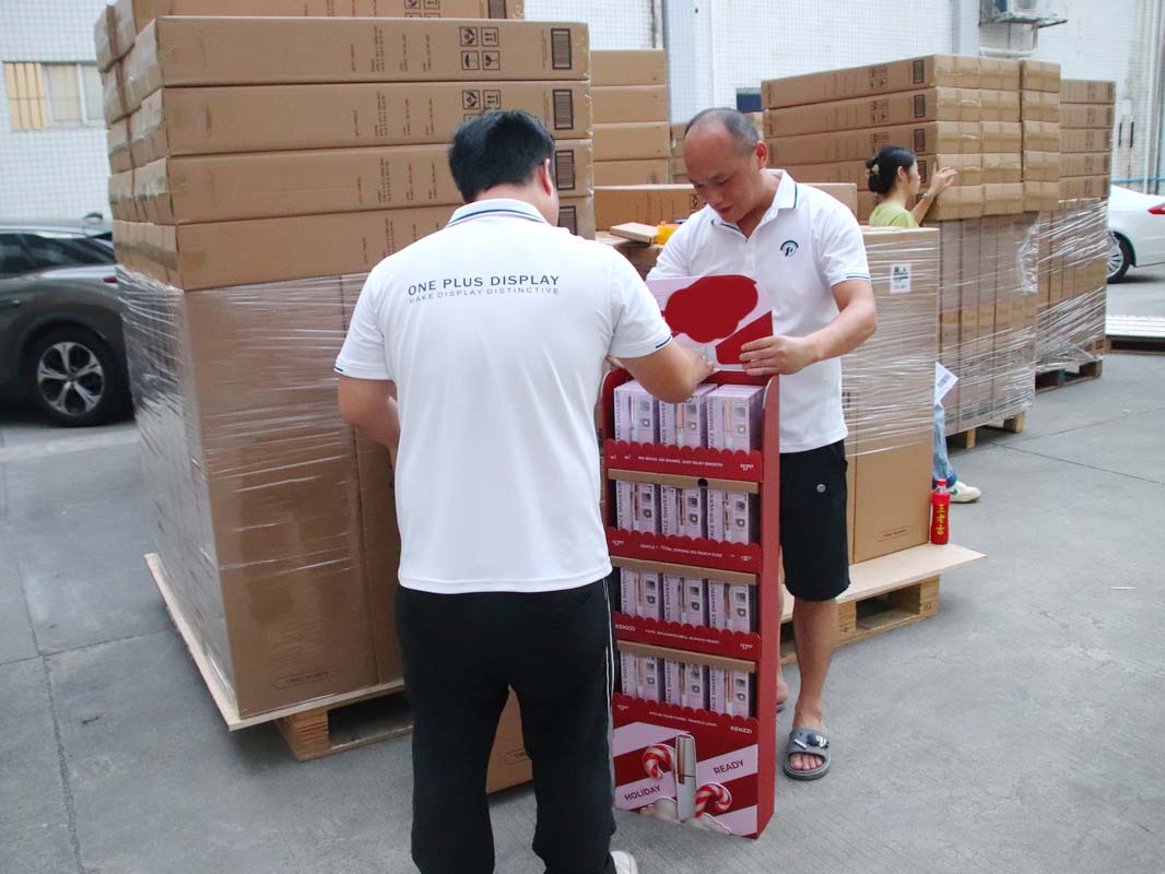 Inspecteur gebruikt een mobiel apparaat om de definitieve verpakkingsinspectie vast te leggen.