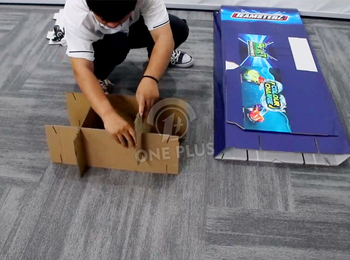 组装显示器底座的内部交叉结构