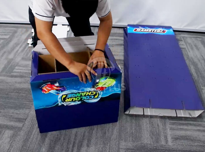 将支撑结构插入印刷的底座盒中