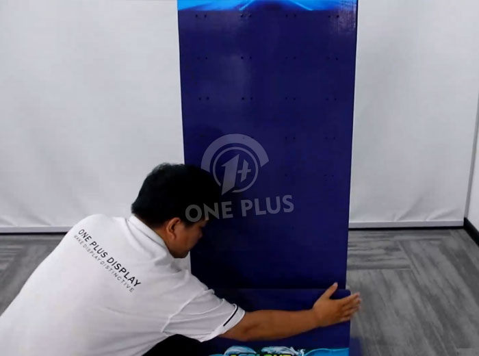 将主显示器主体连接到底座